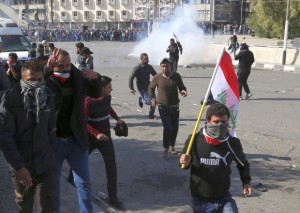 Iraq anti-government protesters run from tear gas - 11 Feb 2017