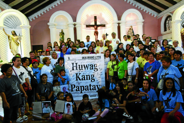 SOLIDARITY MASS Relatives of victims of killings in the antidrug war condole with each other during a Mass held at the Our Lady of Victory Chapel in Malabon City. —NIÑO JESUS ORBETA