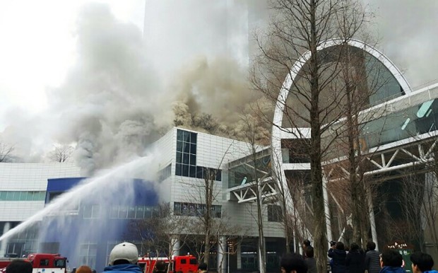 Rescue workers attend to a fire at a shopping mall in Hwaseong, south of Seoul on February 4, 2017. Four people were killed as a fire broke out at a shopping mall connected to a couple of residential skyscrapers in Dongtan new town in Hwaseong, Gyeonggi Province, according to Yonhap news. / AFP PHOTO / YONHAP / YONHAP /  - South Korea OUT / NO ARCHIVES -  RESTRICTED TO SUBSCRIPTION USE