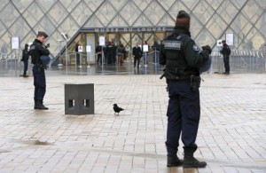 Louvre museum - cops on patrol - 3 Feb 2017