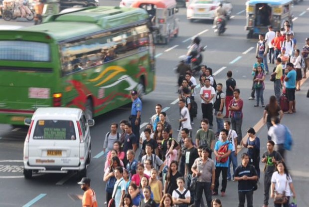 Commuters crowd a sidewalk along Commonwealth Avenue in Quezon City as a jeepney operators and drivers from Piston and Stop and Go Coalition went on strike. NINO JESUS ORBETA/PHILIPPINE DAILY INQUIRER