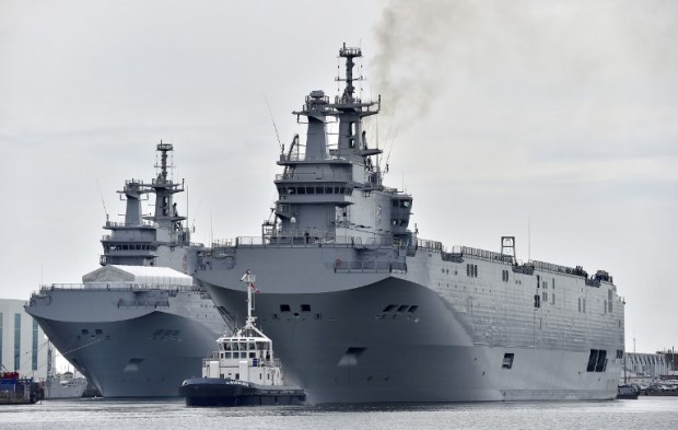 The Gamal Abdl Nasser (ex-Vladivostok) Mistral class ship (R) leaves the harbor for a one week training session next to its twin ship, ex-Sebastopol, on May 6, 2016 in Saint-Nazaire, western France. The "Nasser", first one of the two Mistral class ships sold by France to Egypt after its first sale cancellation to Russia, leaves Saint-Nazaire (Loire-Atlantique) on Friday for a week of Egyptian crew training at sea. / AFP PHOTO / LOIC VENANCE