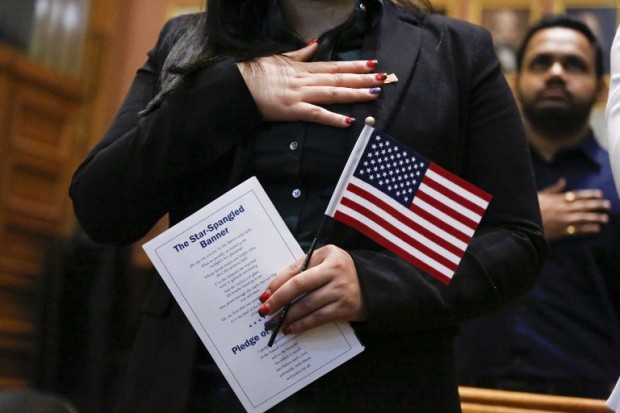 Candidates for US citizenship take the oath of allegiance during a Naturalization Ceremony for new US citizens at the City Hall of Jersey City in New Jersey on February 22, 2017. / AFP PHOTO / KENA BETANCUR