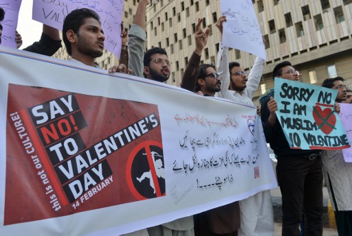 Pakistani men protest against Valentine's Day celebrations in Karachi on February 12, 2017. The western tradition of Valentine's Day is reviled in parts of Pakistan's conservative Islamic society. AFP