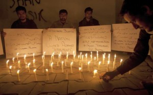 Pakistani students light candles for victims of IS bombing - 16 Feb 2017