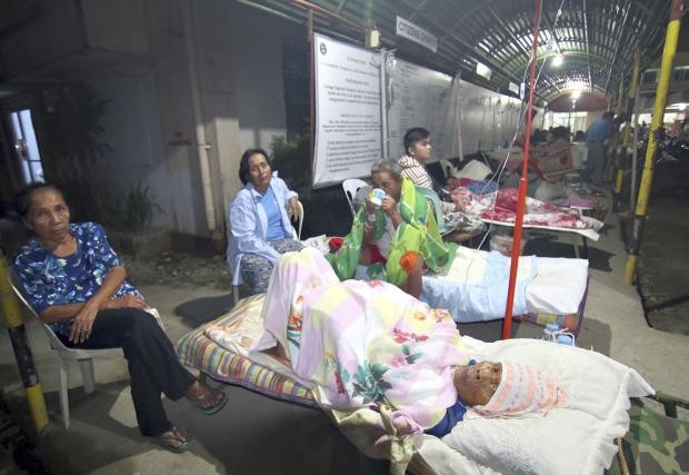 Patients outside hospital in Surigao after quake - 11 Feb 2017