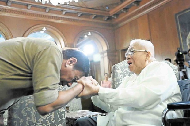 President Rodrigo Duterte is blessed by Cebu Archbishop Emeritus Ricardo Cardinal Vidal during a meeting at Malacañang in this July 18, 2016 file photo. (PHOTO COURTESY OF THE PRESIDENTIAL PHOTOGRAPHERS DIVISION)