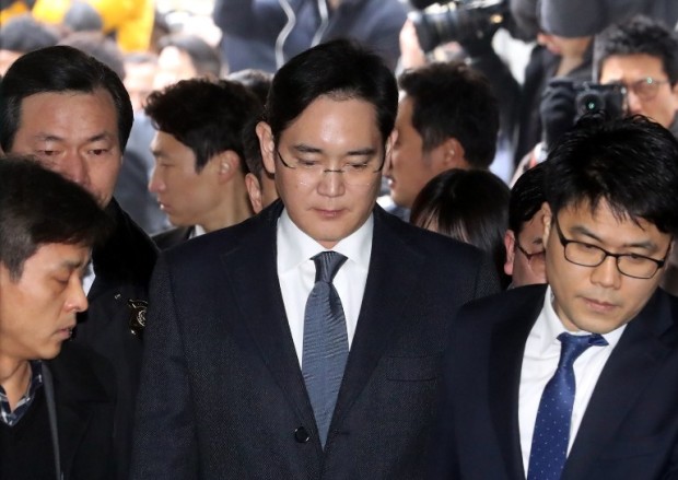 Lee Jae-Yong (C), Samsung Electronics vice chairman and the son of Samsung group chairman Lee Kun-Hee, arrives at the court for a hearing to review the issuing of his arrest warrant at the Seoul Central District Court in Seoul on February 16, 2017. A South Korean court began on February 16, a second deliberation on whether to formally arrest Samsung heir over a major corruption scandal that led to the impeachment of President Park Geun-Hye.  / AFP PHOTO / YONHAP / str /  - South Korea OUT / NO ARCHIVES -  RESTRICTED TO SUBSCRIPTION USE