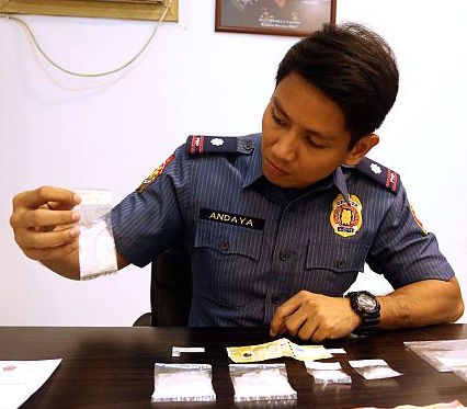 SAN NICOLAS POLICE ARRESTED ANDREW/DEC.24,2016:San Nicolas police station chief Insp Keith Allen Andaya present confiscated items from suspected drug pusher Andrew Bonny Rebucas Abejo in Barangay Pasil.(CDN PHOTO/LITO TECSON)