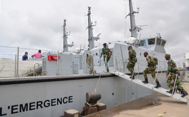 Ivorian soldiers board l'Emergence, one of the three vessels which will take part in anti-piracy operations on August 25, 2016 in Abidjan.    / AFP PHOTO / ISSOUF SANOGO
