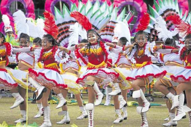 Students liven up Baguio Flower Festival opening parade. 