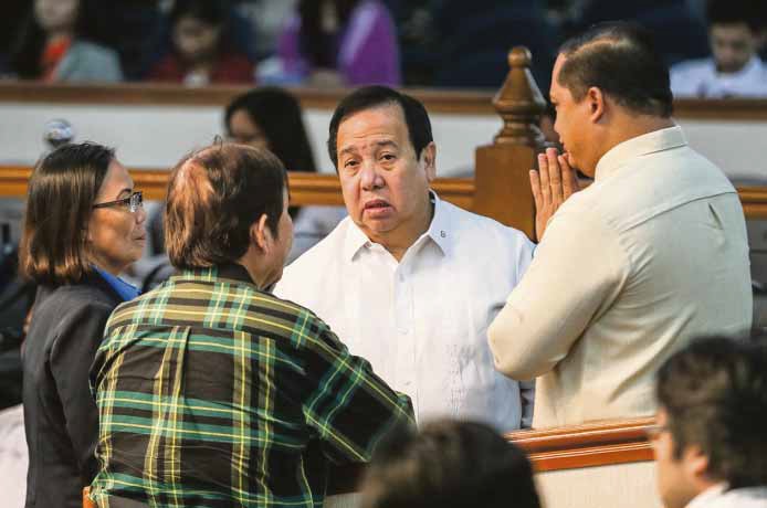 AMNESTY INT’L LAWYER Sen. Richard Gordon talks to lawyer Romeo Cabarde (right) of Amnesty International, which investigated the spate of extrajudicial killings in President Duterte’s war on drugs, during a Senate hearing on the proposed restoration of the death penalty. —LYN RILLON