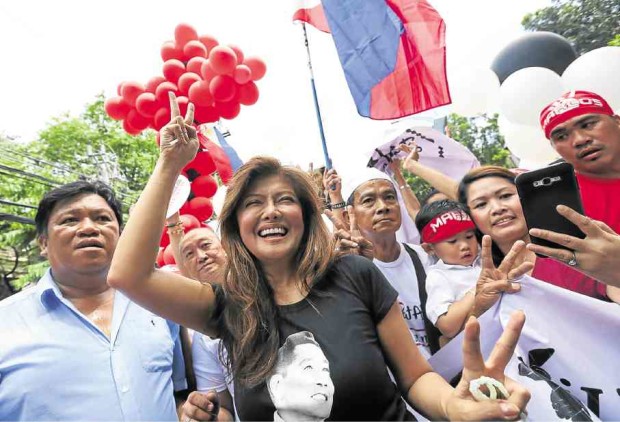 Ilocos Gov. Imee Marcos joins Marcos loyalists at the Supreme Court on the eve of the en banc decision on the late dictator Ferdinand Marcos’ burial at Libingan ng mga Bayani. —INQUIRER FILE PHOTO