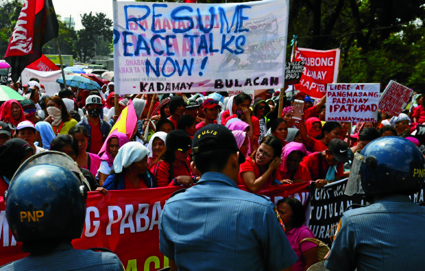 PEACE RALLY Militants demand resumption of peace talks between communist rebels and the government in a rally along Elliptical Road near theNational Housing Authority in Quezon City on Wednesday. —EDWIN BACASMAS