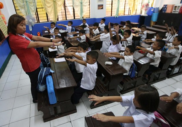 A public school teacher manages a class of grade schoolers.  (INQUIRER FILE PHOTO)