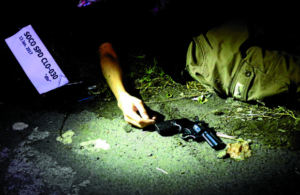 ANOTHER FATALITY The body of drug suspect Jayson Reuyan lies on BAC-11 Street near the Parañaque River in Pasay City after he was killed in a police buy-bust operation on Jan. 13. —RICHARD A. REYES