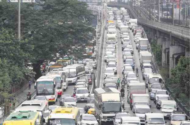 A scheme called “congestion pricing” is being studied as a way to ease traffic flow on the country’s busiest highway. —NINO JESUS ORBETA