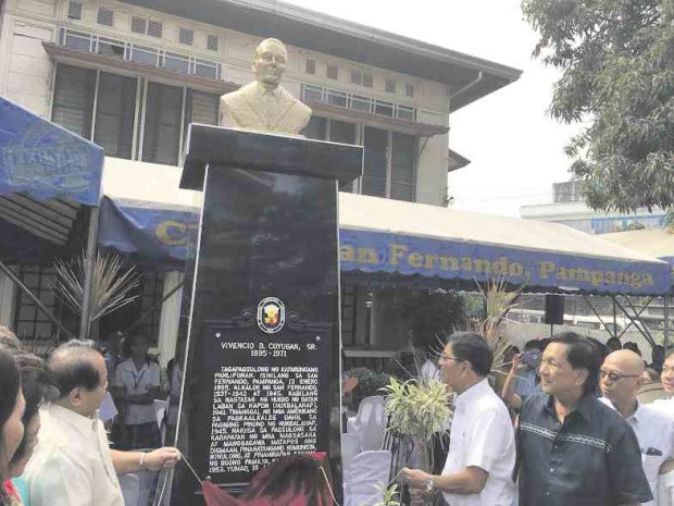 Officials of the City of San Fernando and the National Historical Commission of the Philippines unveil a historical marker honoring Vivencio Cuyugan. —TONETTE OREJAS