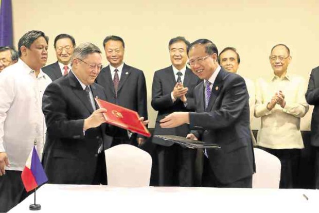 The Philippines and China exchanged letters related to the first two feasibility studies of nine China-backed projects. The feasibility studies pertain to the construction of the Panay-Guimaras-Negros Bridges Project and Davao City Expressway Project. Signatories are Finance Secretary Carlos Dominguez (left) and Vice Minister Fu Ziying of China’s Ministry of Commerce. —CONTRIBUTED PHOTO