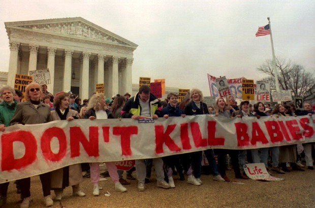 Demonstrators chant in front of the U.S. Supreme Court 22 January 1993 during the Right-to-Life March on the 20th anniversary of the Supreme Court decsion Roe vs. Wade, which legalized abortion. Demonstrators marched from the Ellipse down Constitution Avenue to the Supreme Court in Washington,D.C. / AFP PHOTO / KIRSTEN BREMMER