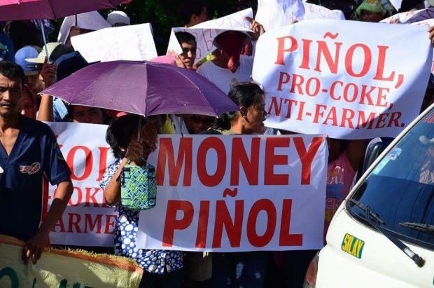 Bacolod City sugar workers protest in front of a Coca-Cola plant against the multinational firm's use of high fructose corn syrup instead of Philippine sugar. (PHOTO BY ANDY ALVAREZ / INQUIRER VISAYAS)