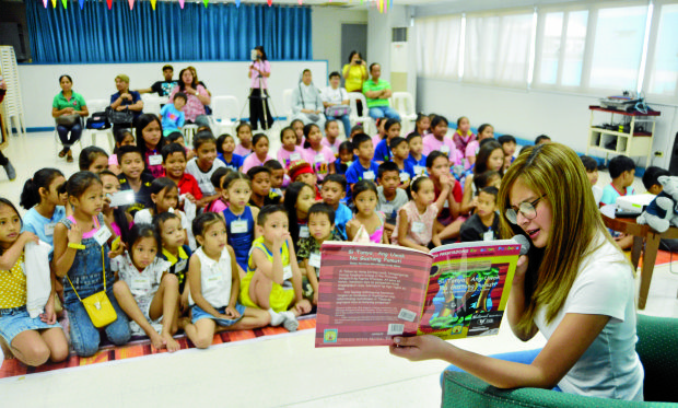 FEMALE CROW STORY Bianca Umali, an Inquirer Read-Along ambassador since 2015, reads “Si Tanya ang Uwak naGusto Pumuti,” the story of a female crow, by German Gervacio. —ROMY HOMILLADA