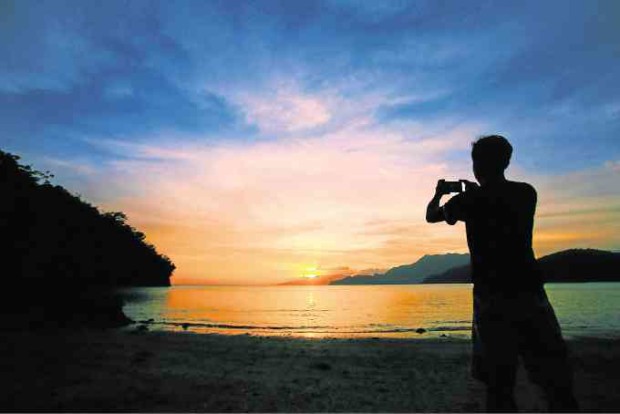 Tourists are rewarded with a perfect sunset in Caramoan. —MARKALVIC ESPLANA