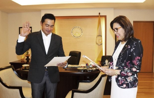 Tourism Secretary Wanda Teo sworn in Cesar Montano as the new Tourism Promotions Board COO. Read more: https://newsinfo.inquirer.net/855176/look-cesar-montano-sworn-in-as-new-tourism-promotions-coo#ixzz4b5Q0VRx1  Follow us: @inquirerdotnet on Twitter | inquirerdotnet on Facebook