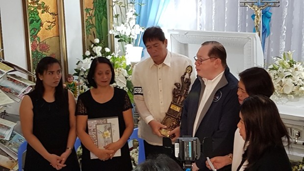 The family of Dr. Dreyfuss Perlas receives "Bayani ng Kalusugan" award given to the slain rural physician Dreyfuss Perlas for his contribution to public health care. The posthumous award was handed by Health Undersecretary Enrique Tayag on Saturday morning before the physician's remains were brought to Immaculate Conception Parish Church in Batan town, Aklan for the Requiem Mass. -Nestor P. Burgos Jr. 