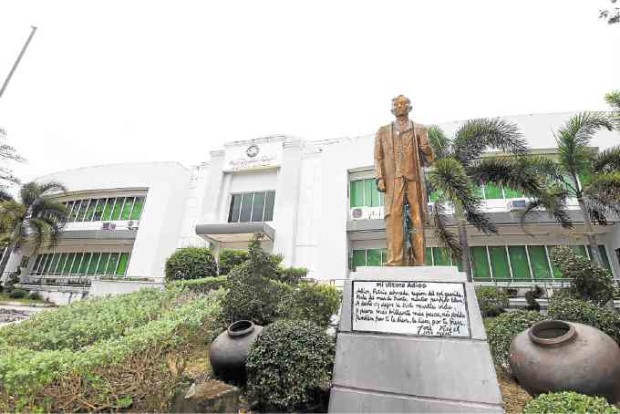The new Pantabangan town hall (above) replaced the old one (left), which was submerged. —WILLIE LOMIBAO 