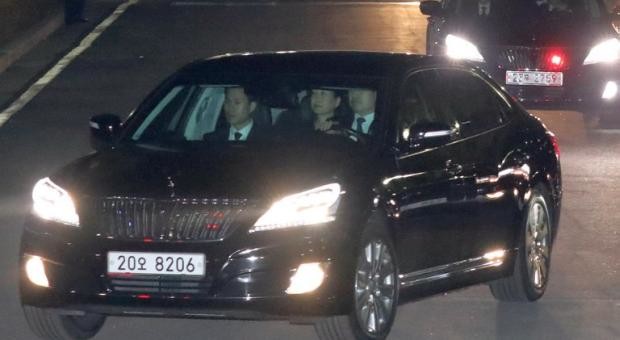 Park Geun-Hye in car leaving Blue House - 12 March 2017