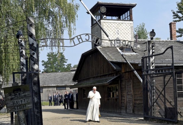 Pope Francis  walks through the entrance of the former Nazi death camp of Auschwitz in Oswiecim on 29 July, 2016. Pope Francis visits the Auschwitz-Birkenau WWII-era Nazi German death camp where he will pray with Poland's chief Rabbi Michael Schudrich for its 1.1 million victims and meet with Holocaust survivors. / AFP PHOTO / JANEK SKARZYNSKI