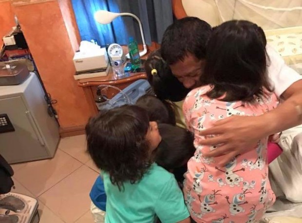 Rodrigo Duterte with grandchildren - oxygen concentrator - 28 March 2017