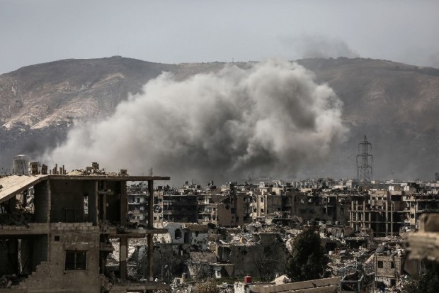 Smoke billows following a reported air strike in the rebel-held parts of the Jobar district, on the eastern outskirts of the Syrian capital Damascus, on March 19, 2017. Heavy clashes rocked eastern districts of Damscus as rebels and jihadists tried to fight their way into the city centre in a surprise assault on government forces. / AFP PHOTO / AMER ALMOHIBANY