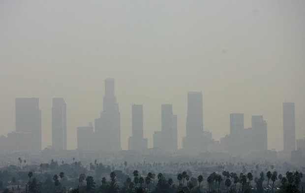 TO GO WITH AFP STORY: USA-Justice-Environment-Climate (FILES) General view of the air pollution over Downtown Los Angeles, 20 September 2006. Several US states and environmental organizations engaged in the fight against golobal warming have succeeded in taking their case to the US Supreme Court. On 29 November 2006, the justices will hear arguments on whether the Clean Air Act requires the Environmental Protection Agency (EPA) to do something about global warming. The EPA claims the US Congress has not authorized it to regulate greenhouse gases.   AFP PHOTO/GABRIEL BOUYS/FILES / AFP PHOTO / GABRIEL BOUYS