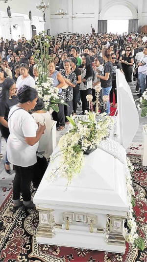 Mourners line up to see for the last time slain rural doctor Dreyfuss Perlas before he was buried in his hometown in Batan, Aklan, on Saturday. —NESTOR P. BURGOS