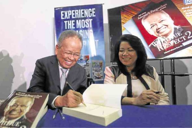 Former Chief Justice Artemio Panganiban autographs a copy of his book, “With Due Respect 2” for current Chief Justice Maria Lourdes Sereno. —JOAN BONDOC