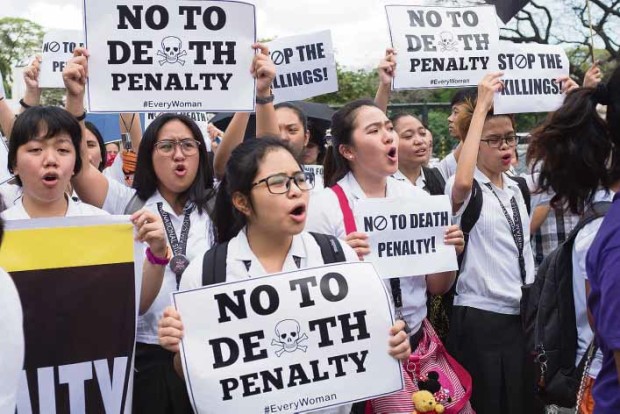 NOISE BARRAGE Students stage a noise barrage against the death penalty bill along Katipunan Avenue in Quezon City. —ALEXIS CORPUZ