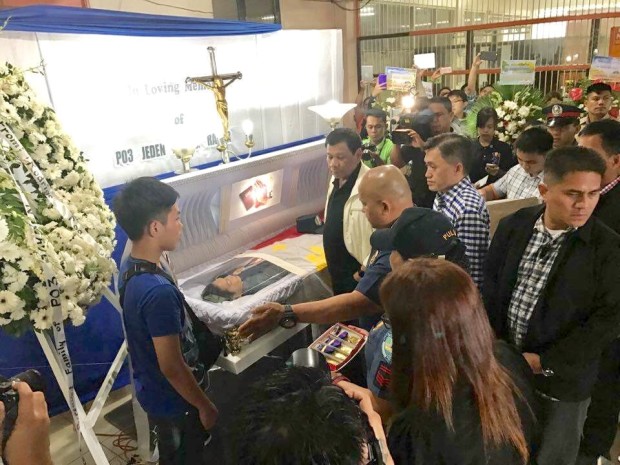 President Duterte and PNP chief Ronald Dela Rosa visited the wake of the four policemen killed in an NPA ambush in Bansalan, Davao del Sur. PHOTO FROM PNP PIO. 