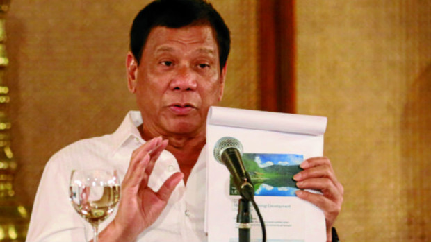 MINING ISSUES President Duterte discusses the effects of mining and other issues during a press conference in Malacañang. —JOAN BONDOC