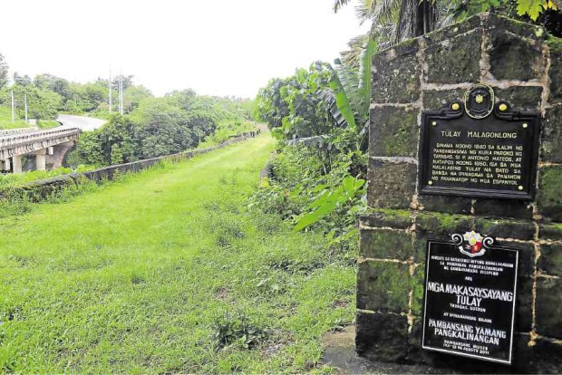A marker installed near the approach of the Puente de Malagonlong bridge tells its story. —DELFIN T. MALLARI JR.