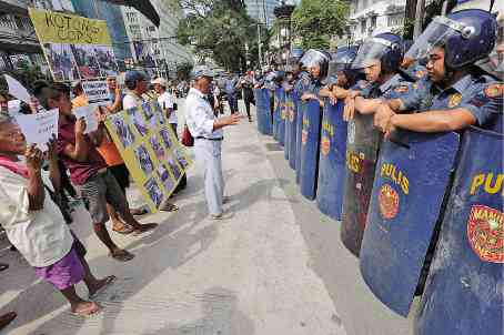 Vendors tired of paying “protection money” allegedly demanded by police in Ermita stage a rally outside the MPD headquarters on Wednesday. —GRIG C. MONTEGRANDE