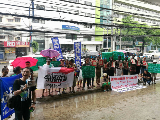 Members of Sanlakas-Cebu staged a rally in front of the Department of Energy office in Barangay Capitol Site, Cebu City to oppose the proposed 300-megawatt coal-fired power plant of Ludo Power Corp. (LPC) in Sawang-Calero, Cebu City. CDN PHOTO/CHRISTIAN MANINGO