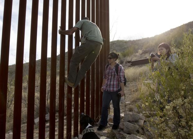 Climbing US-Mexico border wall demo - 11 may 2016