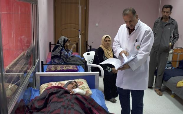 Doctor attends to patient in Qaraya hospital near Mosul - 31 March 2017