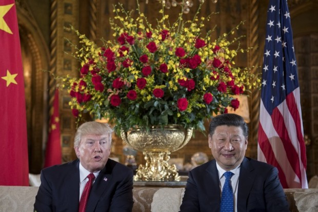 US President Donald Trump (L) sits with Chinese President Xi Jinping (R) during a bilateral meeting at the Mar-a-Lago estate in West Palm Beach, Florida, on April 6, 2017. / AFP PHOTO / JIM WATSON