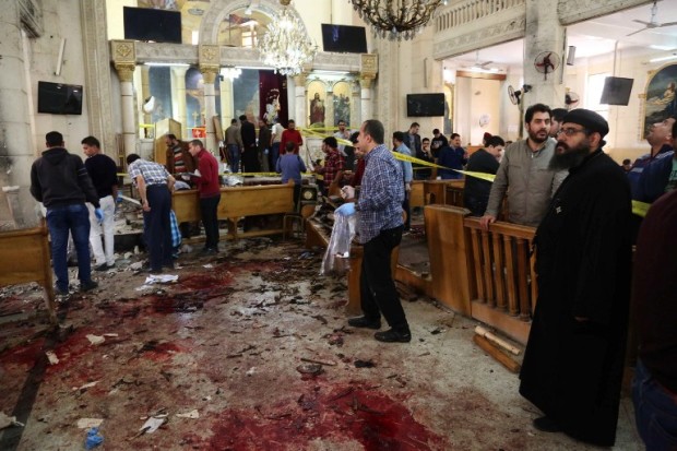 EDITORS NOTE: Graphic content / A general view shows people looking at the aftermath following a bomb blast which struck worshippers gathering to celebrate Palm Sunday at the Mar Girgis Coptic Church in the Nile Delta City of Tanta, 120 kilometres (75 miles) north of Cairo, on April 9, 2017. / AFP PHOTO / STRINGER