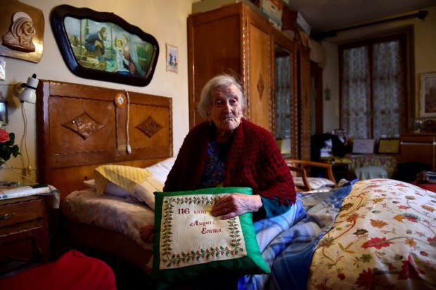 (FILES) This file photo taken on May 14, 2016 shows Emma Morano, 116, posing for AFP photographer in Verbania, North Italy, on May 14, 2016. Emma Morano was the oldest person in the world, and the only one who has touched three centuries. She died on April 15, 2017 at 117.  / AFP PHOTO / OLIVIER MORIN
