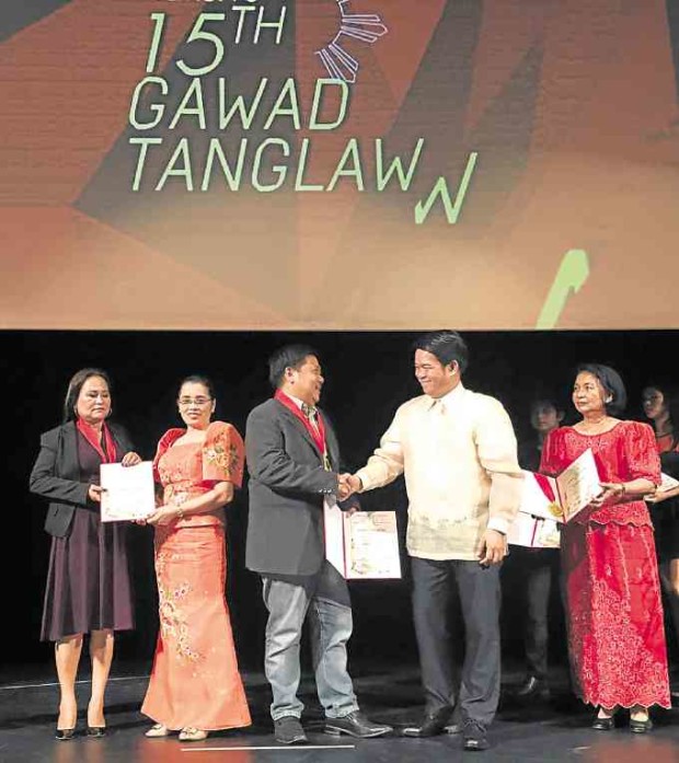 BEST NEWSPAPERInquirer Libre editor in chief, Chito dela Vega (third from left), accepts the Gawad Tanglaw for the Inquirer during the awarding ceremony on Tuesday. —ERIKA SAULER