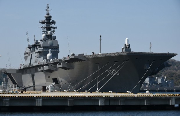 Japan Maritime Self Defense Forces latest helicopter destroyer Izumo anchors at its Yokosuka base in Yokosuka on March 31, 2015. The JS Izumo (DDH-183), with a length of 248-meters and displacing 19,500 tons, is the largest vessel procured by the MSDF ever.      AFP PHOTO / TOSHIFUMI KITAMURA / AFP PHOTO / TOSHIFUMI KITAMURA